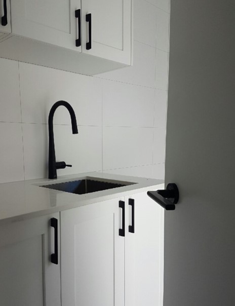 Pros And Cons Of Black Door Hardware, Kitchen Cabinet Handles Black And White